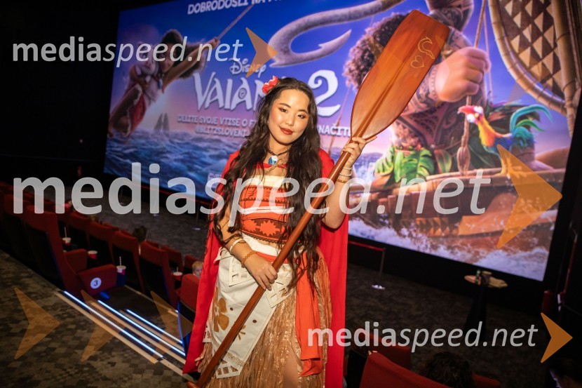 Val Mandz, cosplayer Vaiana 2, premiera animiranega filma v Cineplexx Ljubljana