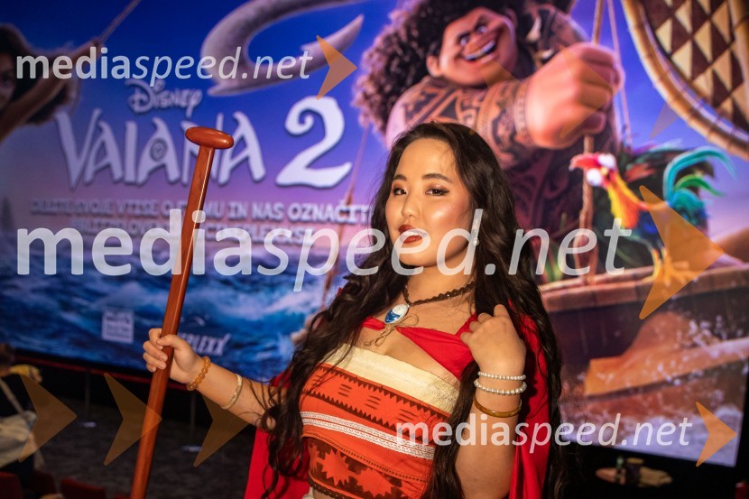  Val Mandz, cosplayer Vaiana 2, premiera animiranega filma v Cineplexx Ljubljana