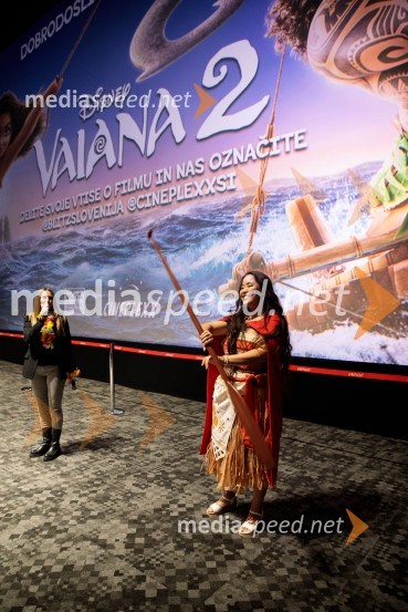  Val Mandz, cosplayer Vaiana 2, premiera animiranega filma v Cineplexx Ljubljana