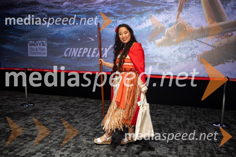  Val Mandz, cosplayer Vaiana 2, premiera animiranega filma v Cineplexx Ljubljana