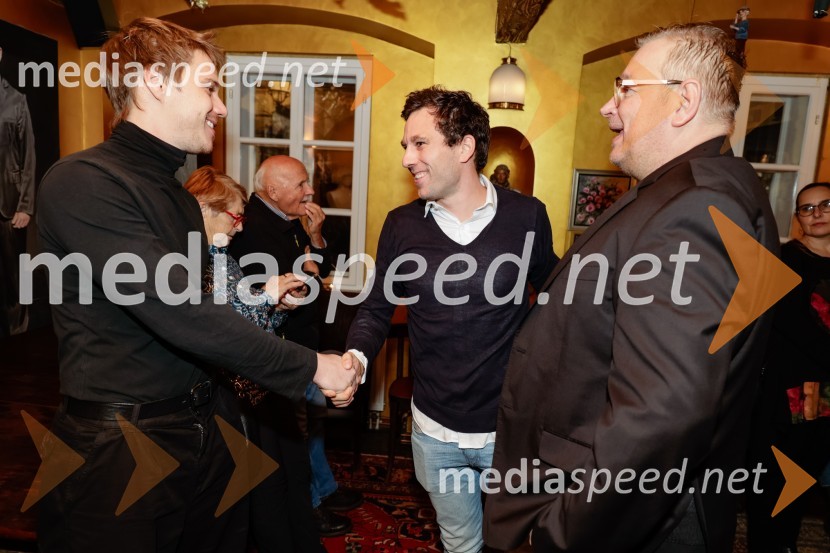  Timon Šturbej, igralec;  ... ;  Robert Waltl, direktor, Mini teaterSamo še enkrat gremo spat, premiera v Mini teatru