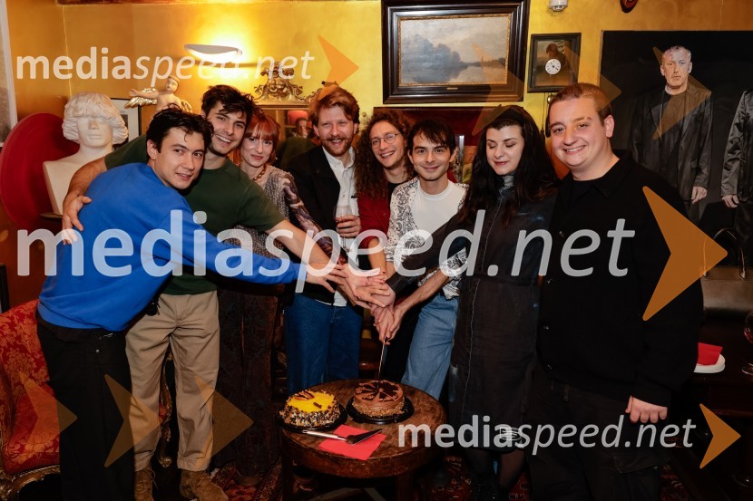  Dan Pikalo, scenograf;  Svit Stefanija, igralec;  Varja  Hrvatin, dramaturginja;  Jernej Potočan, režiser;  Filip  Mramor, igralec;  Daniel Petković;  Nika  Dolgan, kustosinja;  Domen Lušin, oblikovalec svetlobeSamo še enkrat gremo spat, premiera v Mini teatru