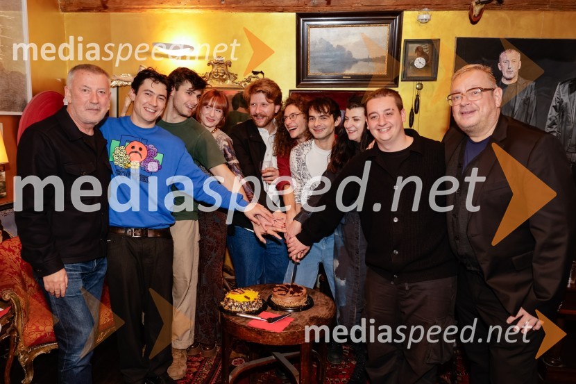  Ivica Buljan, režiser;  Dan Pikalo, scenograf;  Svit Stefanija, igralec;  Varja  Hrvatin, dramaturginja;  Jernej Potočan, režiser;  Filip  Mramor, igralec;  Daniel Petković;  Nika  Dolgan, kustosinja;  Domen Lušin, oblikovalec svetlobe;  Robert Waltl, direktor, Mini teaterSamo še enkrat gremo spat, premiera v Mini teatru