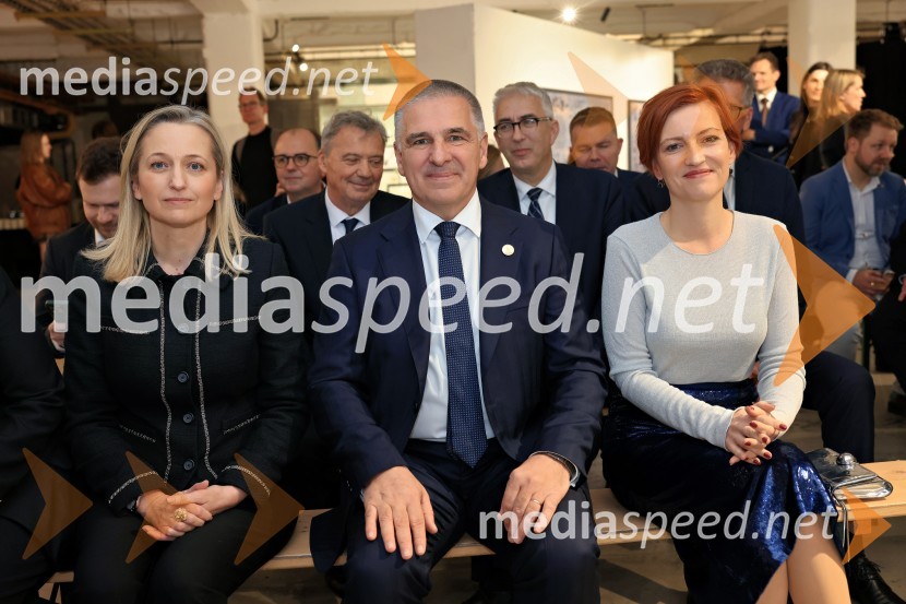  Sanja Štiglic, slovenska veleposlanica v Londonu;  Marko Lotrič, predsednik, Državni svet; dr. Asta Vrečko, ministrica za kulturoV Londonu razstava Radovana Jenka in razprava o prihodnosti trajnostne prenove urbanih območij