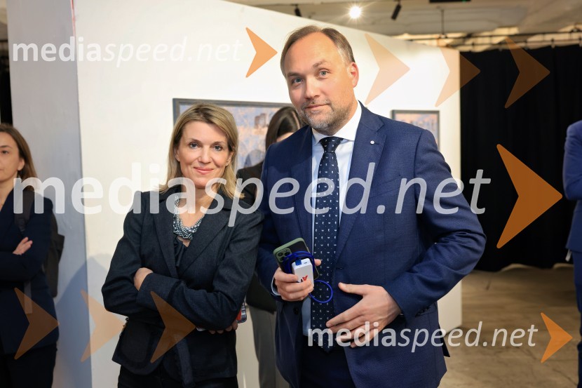  Barbara Uranjek, direktorica, Britansko-slovenska gospodarska zbornica;  Mart D. Buh, vodja poslovnega razvoja, Britansko-slovenska gospodarska zbornicaV Londonu razstava Radovana Jenka in razprava o prihodnosti trajnostne prenove urbanih območij