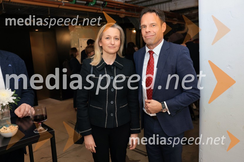  Sanja Štiglic, slovenska veleposlanica v Londonu;  Robert Prelesnik, partner, odvetniška pisarna Rojs, Peljhan, Prelesnik & partnerjiV Londonu razstava Radovana Jenka in razprava o prihodnosti trajnostne prenove urbanih območij