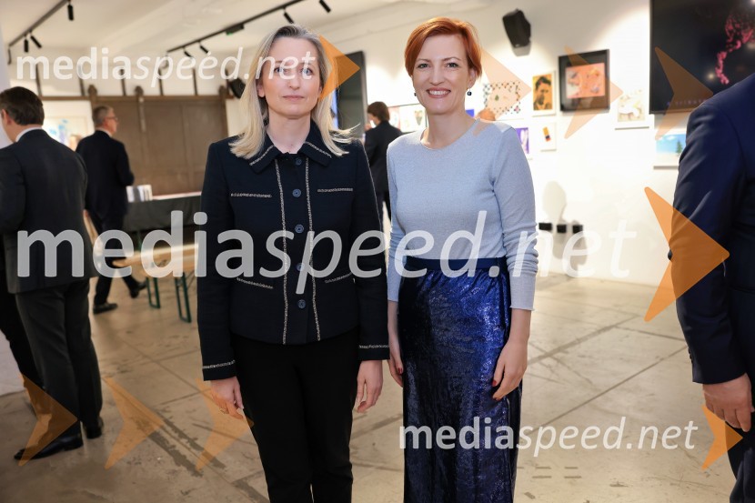  Sanja Štiglic, slovenska veleposlanica v Londonu; dr. Asta Vrečko, ministrica za kulturoV Londonu razstava Radovana Jenka in razprava o prihodnosti trajnostne prenove urbanih območij