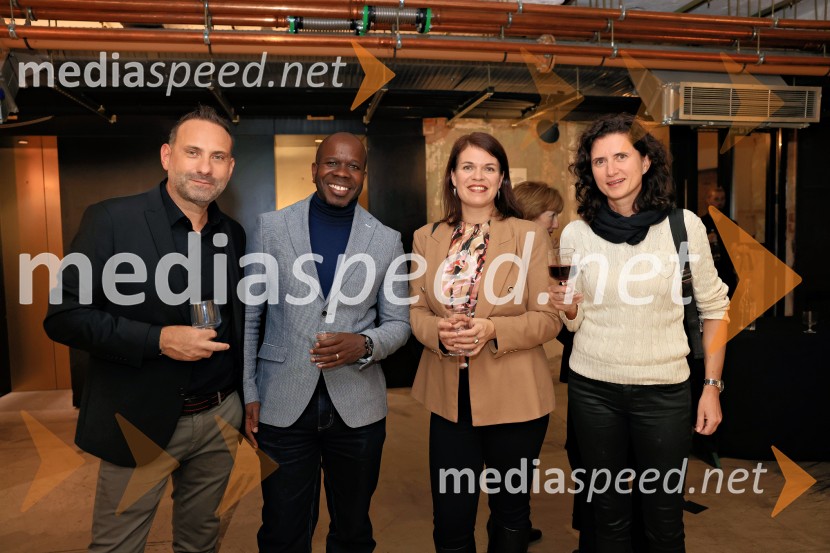  Janez Kunič, komercialni direktor, Trimo;  Wasya Awori, Riko;  Maruša Uranjek, direktorica, Trimo Group Združeno Kraljestvo;  Natalija KuničV Londonu razstava Radovana Jenka in razprava o prihodnosti trajnostne prenove urbanih območij