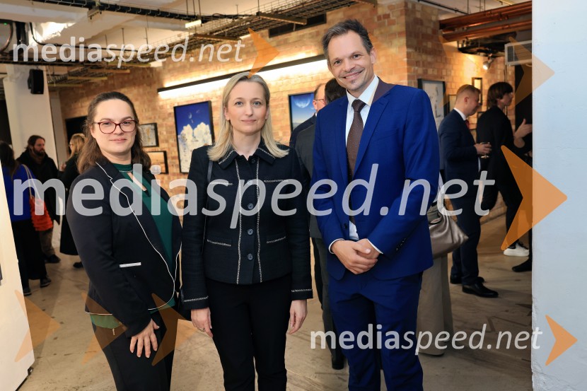  Nina Kralj, slovensko veleposlaništvo v Londonu;  Sanja Štiglic, slovenska veleposlanica v Londonu;  Žiga FIšer, Britansko-slovenska gospodarska zbornicaV Londonu razstava Radovana Jenka in razprava o prihodnosti trajnostne prenove urbanih območij