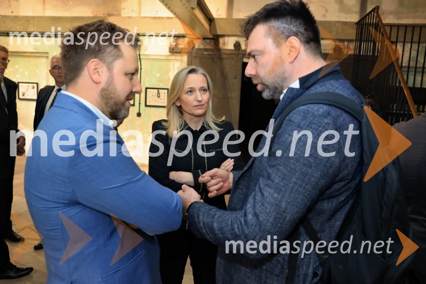  Boštjan Čeh,  Labena;  Sanja Štiglic, slovenska veleposlanica v Londonu;  Borut Čeh, soustanovitelj in izvršni direktor, Labena d.o.o.V Londonu razstava Radovana Jenka in razprava o prihodnosti trajnostne prenove urbanih območij