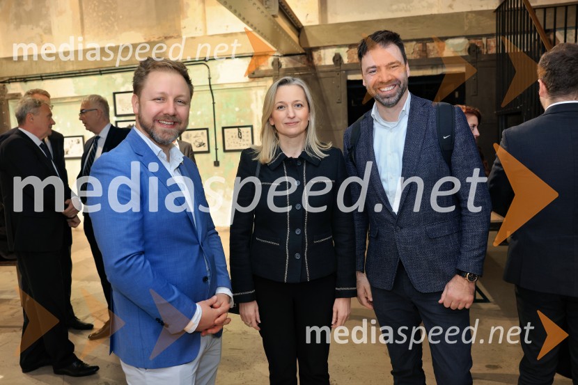  Boštjan Čeh, Labena;  Sanja Štiglic, slovenska veleposlanica v Londonu;  Borut Čeh, soustanovitelj in izvršni direktor, Labena d.o.o.V Londonu razstava Radovana Jenka in razprava o prihodnosti trajnostne prenove urbanih območij