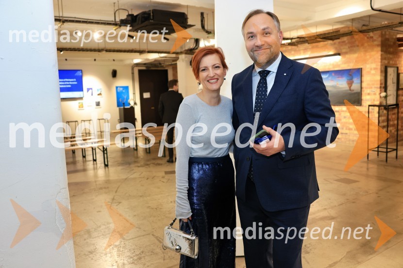 dr. Asta Vrečko, ministrica za kulturo;  Mart D. Buh, vodja poslovnega razvoja, Britansko-slovenska gospodarska zbornicaV Londonu razstava Radovana Jenka in razprava o prihodnosti trajnostne prenove urbanih območij