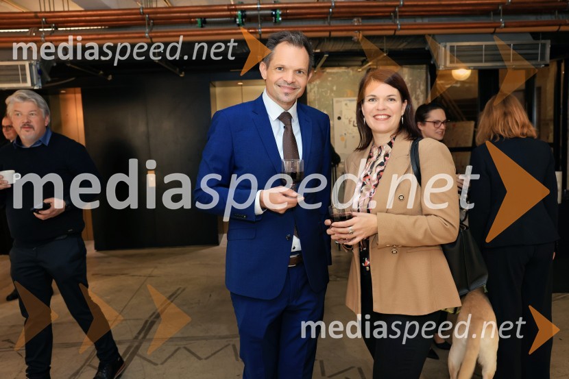  Žiga FIšer, Britansko-slovenska gospodarska zbornica;  Maruša Uranjek, direktorica, Trimo Group Združeno KraljestvoV Londonu razstava Radovana Jenka in razprava o prihodnosti trajnostne prenove urbanih območij