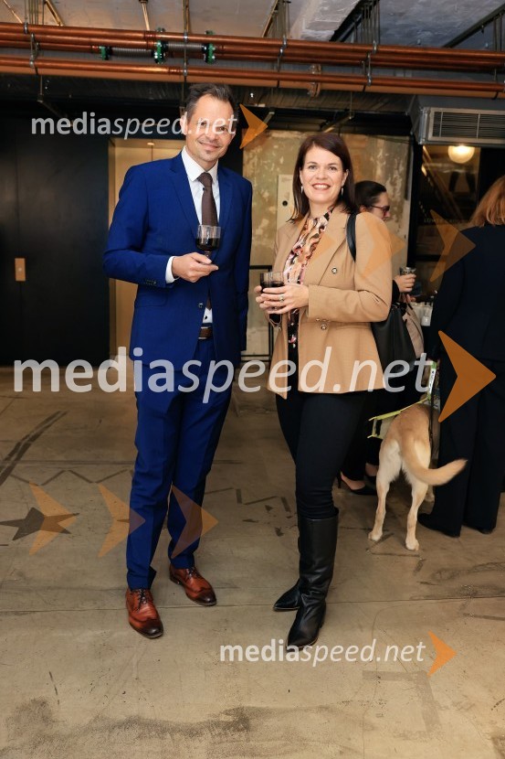  Žiga FIšer, Britansko-slovenska gospodarska zbornica;  Maruša Uranjek, direktorica, Trimo Group Združeno KraljestvoV Londonu razstava Radovana Jenka in razprava o prihodnosti trajnostne prenove urbanih območij