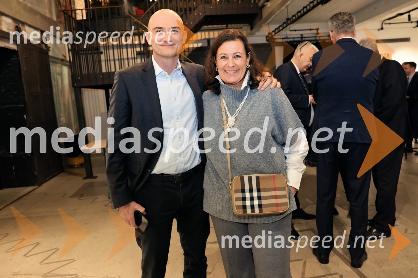  David Benedek, član uprave, Sava Re;  Barbara Smolnikar, Vita življenska zavarovalnicaV Londonu razstava Radovana Jenka in razprava o prihodnosti trajnostne prenove urbanih območij