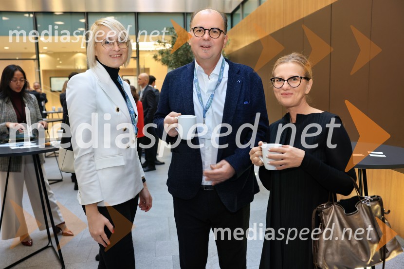  Tina  Celinšek Lobe, A Tax International;  Dejan  Spasovski, ustanovitelj in lastnik, ESG Novo;  Radica  Atanasova, ESG NovoPoslovna konferenca BSCC na londonski borzi