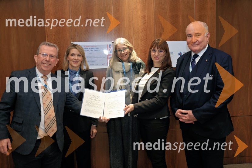  Alan Rides, CEO, West London Chambers  of Commerce;  Barbara Uranjek, direktorica, Britansko-slovenska gospodarska zbornica;  ... ;  Tamara Zajec Balažič, namestnica direktorja, SPIRIT Slovenija;  Richard Moir, London Chambers of Commerce and IndustryPoslovna konferenca BSCC na londonski borzi