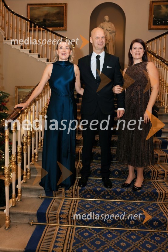  Barbara Uranjek, direktorica, Britansko-slovenska gospodarska zbornica;  Primož Kozina, odvetnik;  Maruša Uranjek, direktorica, Trimo Group Združeno KraljestvoChristmas Gala 2024, dogodek Britansko - slovenske gospodarske zbornice