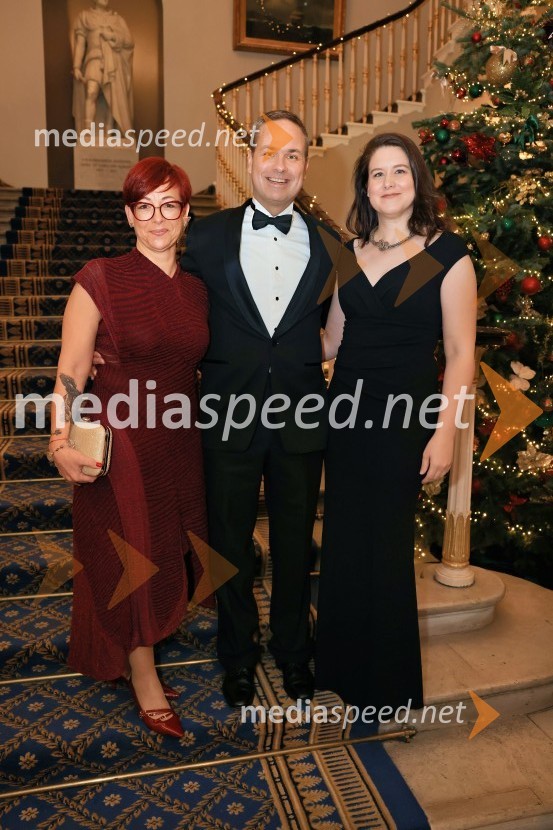  Dijana Ribarič Selakovič, Planet GV d.o.o;  Peter  Ribarič, direktor, Planet GV d.o.o; dr. Vita Godec, direktorica, Lenis farmacevtika d.o.o., zmagovalka AmCham Top Potential of the Year 2018Christmas Gala 2024, dogodek Britansko - slovenske gospodarske zbornice