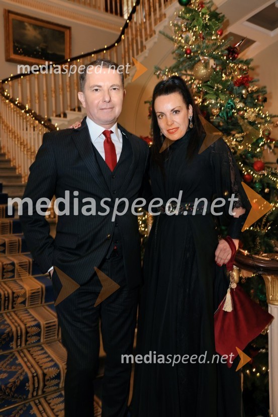  Tomaž Orešič, podpredsednik skupine Resalta;  Tijana Orešič Barač, dr. med. specialistka dermatologijeChristmas Gala 2024, dogodek Britansko - slovenske gospodarske zbornice