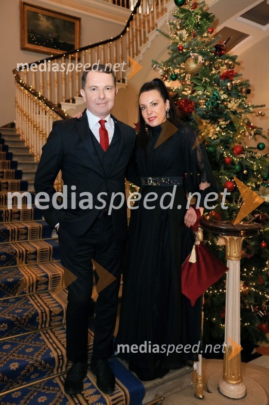  Tomaž Orešič, podpredsednik skupine Resalta;  Tijana Orešič Barač, dr. med. specialistka dermatologijeChristmas Gala 2024, dogodek Britansko - slovenske gospodarske zbornice
