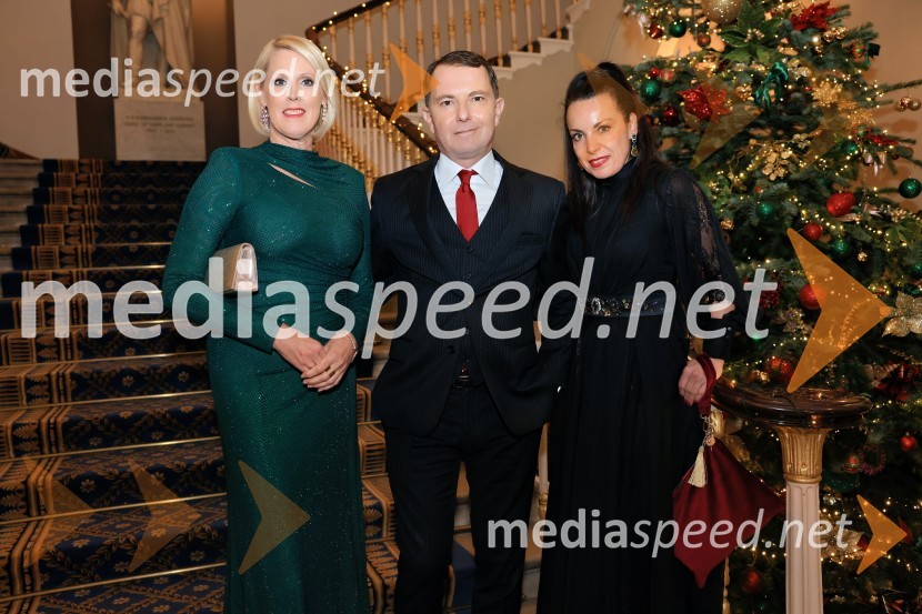  Petra Juvančič, izvršna direktorica, Združenje Manager;  Tomaž Orešič, podpredsednik skupine Resalta;  Tijana Orešič Barač, dr. med. specialistka dermatologijeChristmas Gala 2024, dogodek Britansko - slovenske gospodarske zbornice