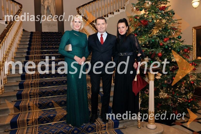  Petra Juvančič, izvršna direktorica, Združenje Manager;  Tomaž Orešič, podpredsednik skupine Resalta;  Tijana Orešič Barač, dr. med. specialistka dermatologijeChristmas Gala 2024, dogodek Britansko - slovenske gospodarske zbornice