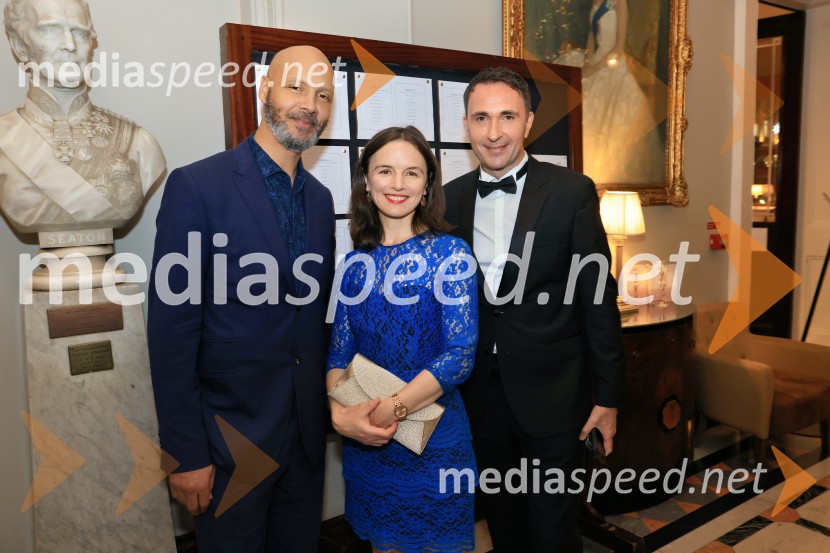  Peter Savizon, pevec;  Sophie Honey, nekdanja britanska veleposlanica v Ljubljani;  Gregor  Jamnik, direktor hotela SlonChristmas Gala 2024, dogodek Britansko - slovenske gospodarske zbornice