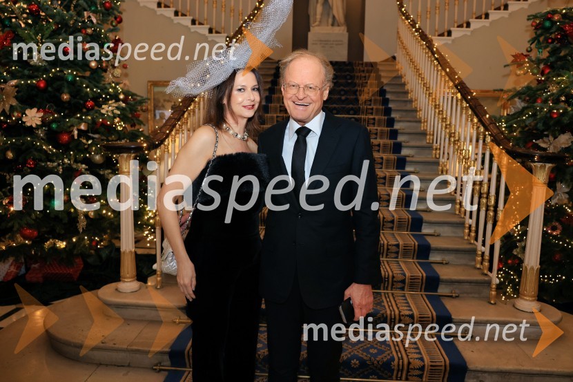  Nina Kojima, bivša dopisnica RTV v Združenem Kraljestvu, režiserka in producentka;  Janez  Škrabec, direktor Riko d.o.o.Christmas Gala 2024, dogodek Britansko - slovenske gospodarske zbornice