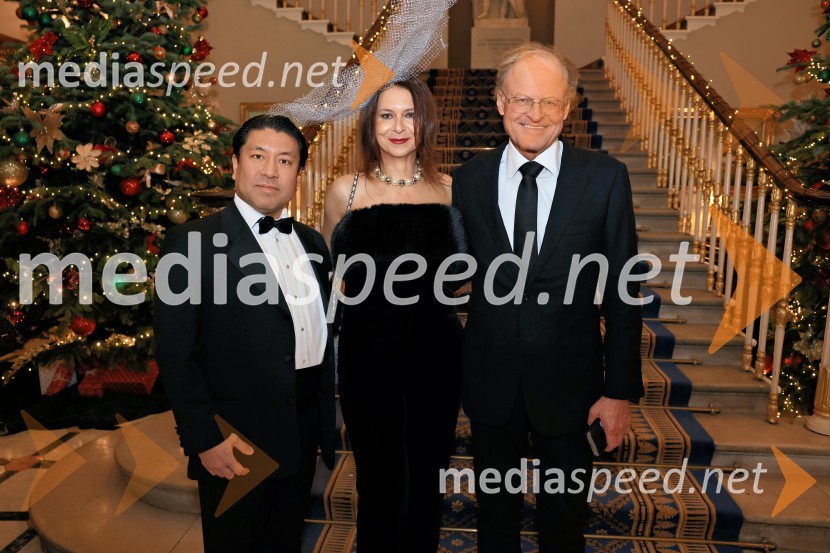  Tosh Kojima, generalni direktor, DCAdvisory Partners;  Nina Kojima, bivša dopisnica RTV v Združenem Kraljestvu, režiserka in producentka;  Janez  Škrabec, direktor Riko d.o.o.Christmas Gala 2024, dogodek Britansko - slovenske gospodarske zbornice