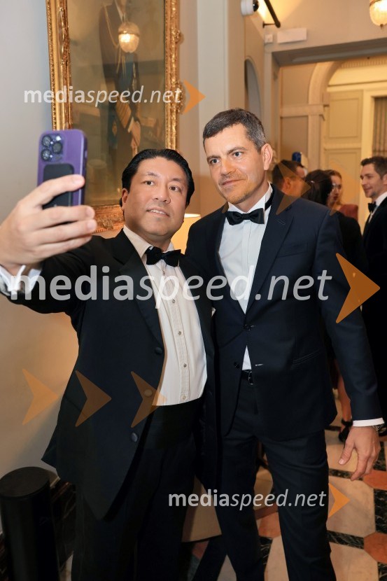  Tosh Kojima, generalni direktor, DCAdvisory Partners;  Luka Vesnaver, predsednik Britansko-slovenske gospodarske zbornice in partner v ION AdvisoryChristmas Gala 2024, dogodek Britansko - slovenske gospodarske zbornice