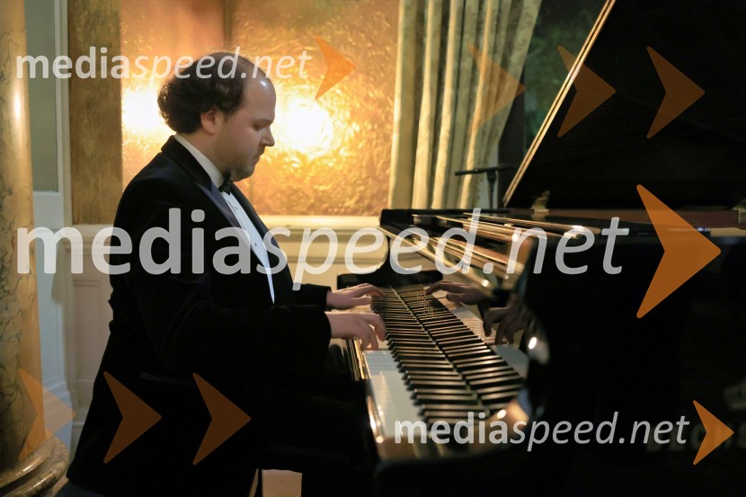  Ermin Tkalec, glasbenikChristmas Gala 2024, dogodek Britansko - slovenske gospodarske zbornice