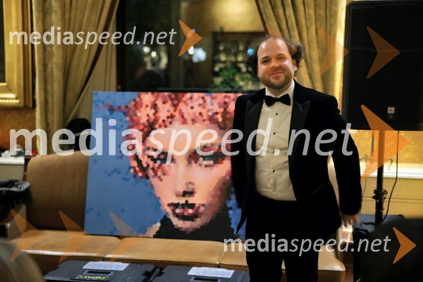  Ermin Tkalec, glasbenikChristmas Gala 2024, dogodek Britansko - slovenske gospodarske zbornice