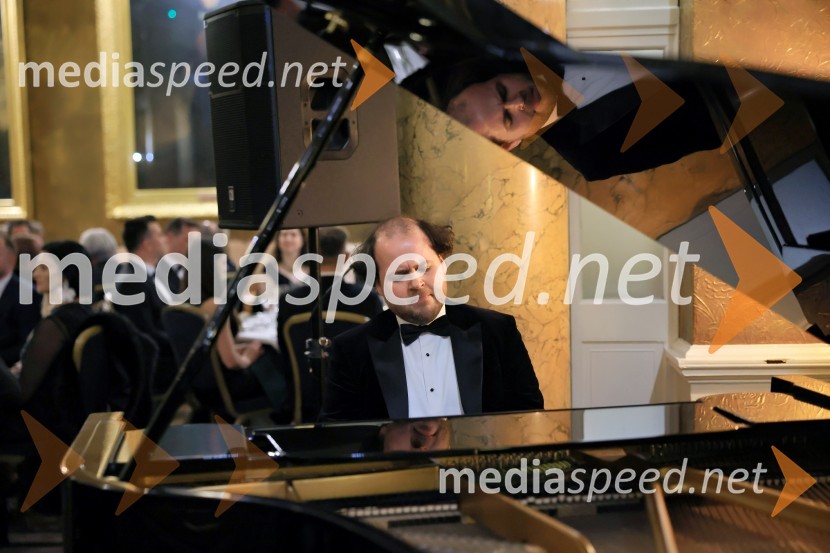  Ermin Tkalec, glasbenikChristmas Gala 2024, dogodek Britansko - slovenske gospodarske zbornice