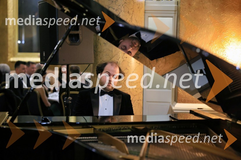  Ermin Tkalec, glasbenikChristmas Gala 2024, dogodek Britansko - slovenske gospodarske zbornice