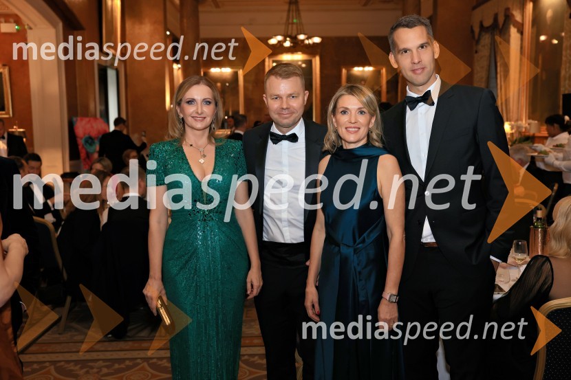  Mojca Bartol Lesar, partnerica v oddelku davčno-pravnega svetovanja, PwC Slovenia;  Bojan Šporar, partner, odvetniška pisarna Rojs, Peljhan, Prelesnik & partnerji;  Barbara Uranjek, direktorica, Britansko-slovenska gospodarska zbornica;  Primož Kovačič, partner v oddelku revizije, PwC SloveniaChristmas Gala 2024, dogodek Britansko - slovenske gospodarske zbornice