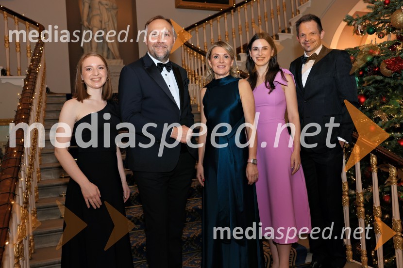  Špela Drobnič Rener, Britansko-slovenska gospodarska zbornica;  Mart D. Buh, vodja poslovnega razvoja, Britansko-slovenska gospodarska zbornica;  Barbara Uranjek, direktorica, Britansko-slovenska gospodarska zbornica;  Tara Pleško, Britansko-slovenska gospodarska zbornica;  Žiga FIšer, Britansko-slovenska gospodarska zbornicaChristmas Gala 2024, dogodek Britansko - slovenske gospodarske zbornice