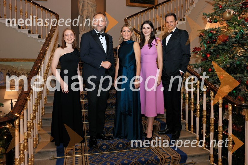  Špela Drobnič Rener, Britansko-slovenska gospodarska zbornica;  Mart D. Buh, vodja poslovnega razvoja, Britansko-slovenska gospodarska zbornica;  Barbara Uranjek, direktorica, Britansko-slovenska gospodarska zbornica;  Tara Pleško, Britansko-slovenska gospodarska zbornica;  Žiga FIšer, Britansko-slovenska gospodarska zbornicaChristmas Gala 2024, dogodek Britansko - slovenske gospodarske zbornice