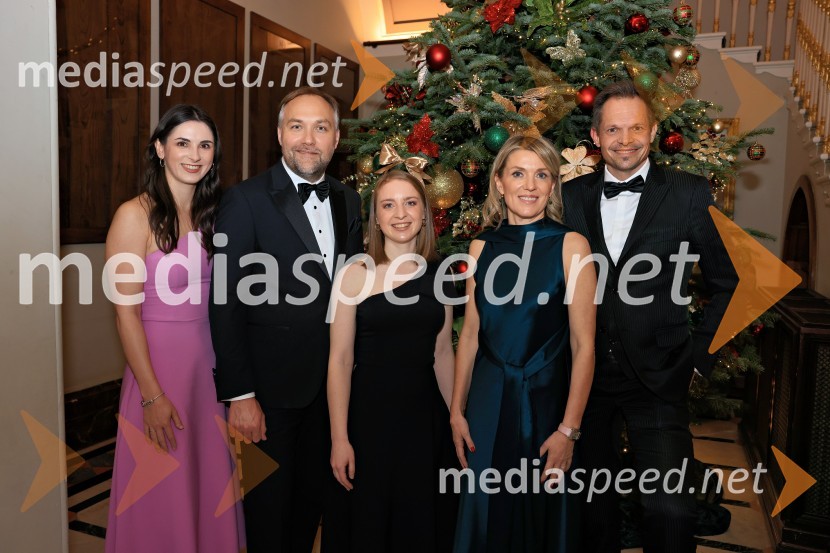  Tara Pleško, Britansko-slovenska gospodarska zbornica;  Mart D. Buh, vodja poslovnega razvoja, Britansko-slovenska gospodarska zbornica;  Špela Drobnič Rener, Britansko-slovenska gospodarska zbornica;  Barbara Uranjek, direktorica, Britansko-slovenska gospodarska zbornica;  Žiga FIšer, Britansko-slovenska gospodarska zbornicaChristmas Gala 2024, dogodek Britansko - slovenske gospodarske zbornice