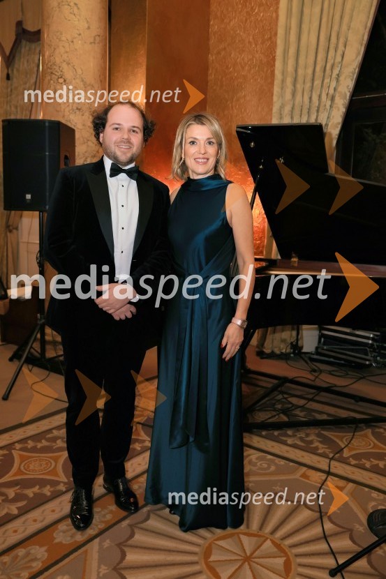  Ermin Tkalec, glasbenik;  Barbara Uranjek, direktorica, Britansko-slovenska gospodarska zbornicaChristmas Gala 2024, dogodek Britansko - slovenske gospodarske zbornice