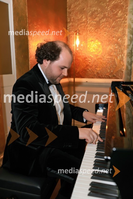  Ermin Tkalec, glasbenikChristmas Gala 2024, dogodek Britansko - slovenske gospodarske zbornice