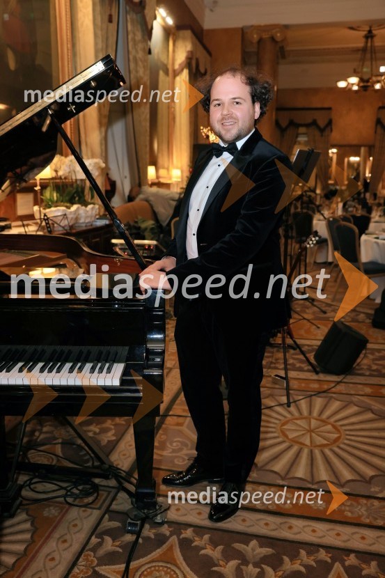  Ermin Tkalec, glasbenikChristmas Gala 2024, dogodek Britansko - slovenske gospodarske zbornice