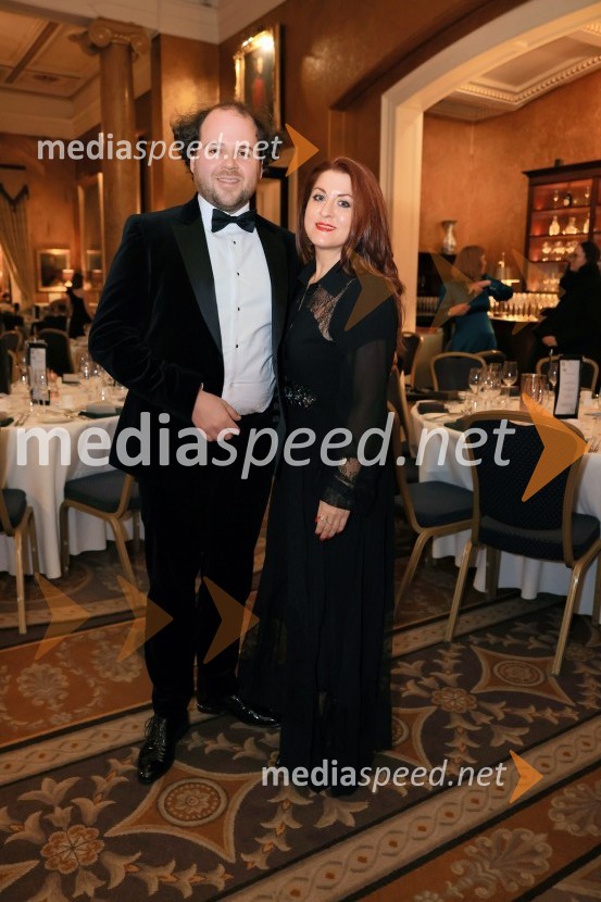  Ermin Tkalec, glasbenik;  Aleksandra Barič, Britansko veleposlaništvo v LjubljaniChristmas Gala 2024, dogodek Britansko - slovenske gospodarske zbornice