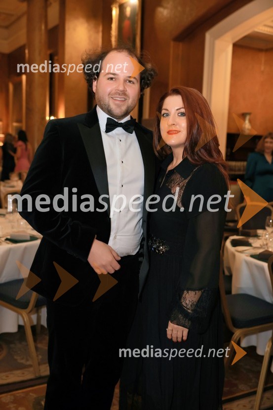  Ermin Tkalec, glasbenik;  Aleksandra Barič, Britansko veleposlaništvo v LjubljaniChristmas Gala 2024, dogodek Britansko - slovenske gospodarske zbornice