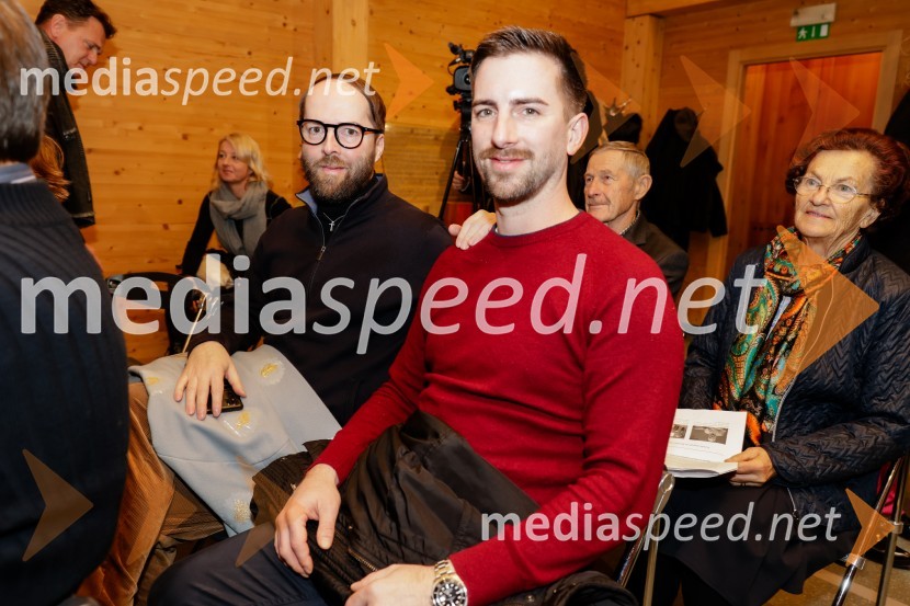  Dejan David Kemperl, urednik revije Golf Klub Premium;  Tomaž  Kemperl , urednik revije Golf Klub PremiumMsgr. Jean-Marie Antoine Joseph Speich, gost v skednju Škrabčeve domačije