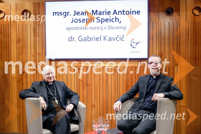 Msgr. Jean-Marie Antoine Joseph Speich, apostolski nuncij; dr. Gabriel Kavčič, tiskovni predstavnik Slovenske škofovske konference Msgr. Jean-Marie Antoine Joseph Speich, gost v skednju Škrabčeve domačije