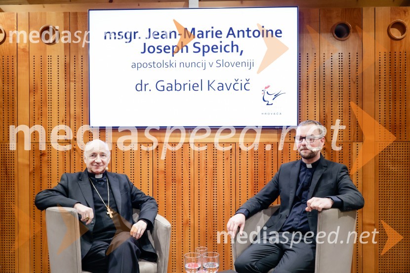 Msgr. Jean-Marie Antoine Joseph Speich, apostolski nuncij; dr. Gabriel Kavčič, tiskovni predstavnik Slovenske škofovske konference Msgr. Jean-Marie Antoine Joseph Speich, gost v skednju Škrabčeve domačije