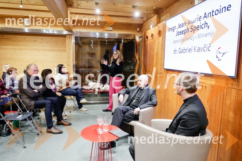  Polona Lovšin, vodja komunikacij, Riko d.o.o.; Msgr. Jean-Marie Antoine Joseph Speich, apostolski nuncij; dr. Gabriel Kavčič, tiskovni predstavnik Slovenske škofovske konference Msgr. Jean-Marie Antoine Joseph Speich, gost v skednju Škrabčeve domačije