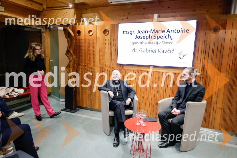  Polona Lovšin, vodja komunikacij, Riko d.o.o.; Msgr. Jean-Marie Antoine Joseph Speich, apostolski nuncij; dr. Gabriel Kavčič, tiskovni predstavnik Slovenske škofovske konference Msgr. Jean-Marie Antoine Joseph Speich, gost v skednju Škrabčeve domačije