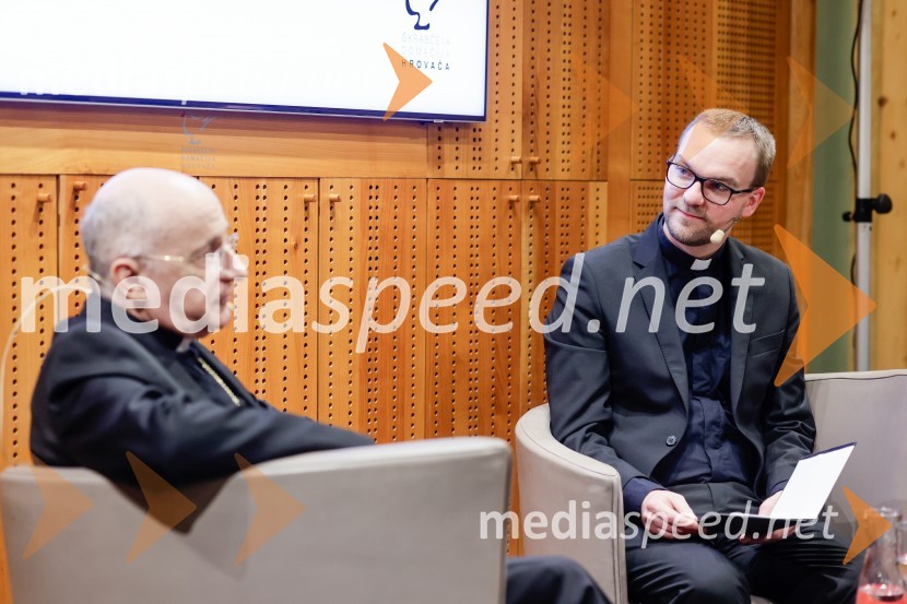 Msgr. Jean-Marie Antoine Joseph Speich, apostolski nuncij; dr. Gabriel Kavčič, tiskovni predstavnik Slovenske škofovske konference Msgr. Jean-Marie Antoine Joseph Speich, gost v skednju Škrabčeve domačije
